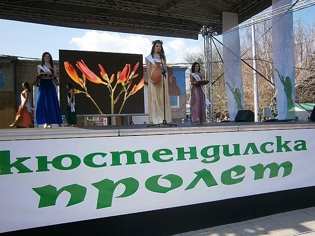 14 се борят за "Девойка Кюстендилска пролет"