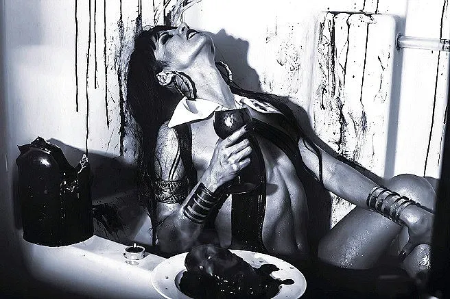 Адреналинката Ени снима за Playboy в София