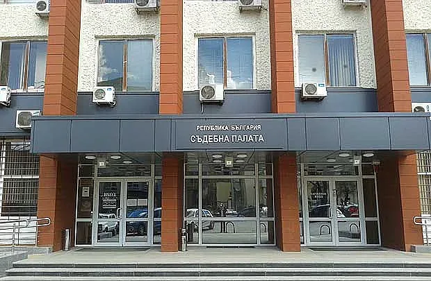 Осъдиха бабата, изхвърлила новороденото си внуче през балкона