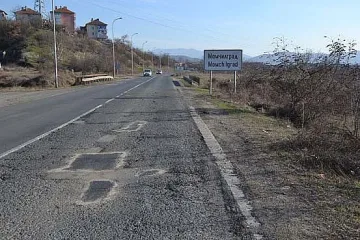 Подновиха изкърпването на улици и пътища в Момчилградско