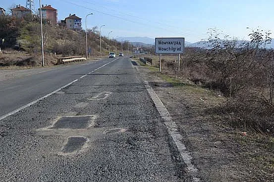 Подновиха изкърпването на улици и пътища в Момчилградско