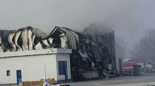 Работниците на изгорелия цех за месо получават по една заплата