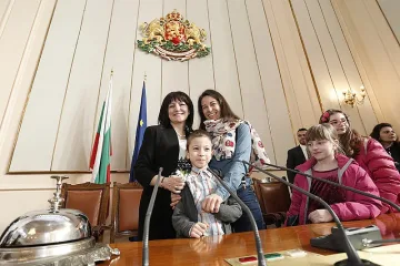 Караянчева за "Стандарт": Да мислим повече за България