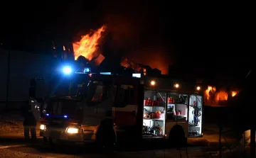 4 екипа все още гасят пожара в завода във Войводиново