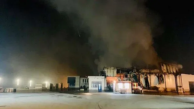 Продължават да тлеят огнища в завода във Войводиново