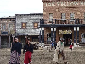 Каубои и красавици вилнеят в малкия Холивуд