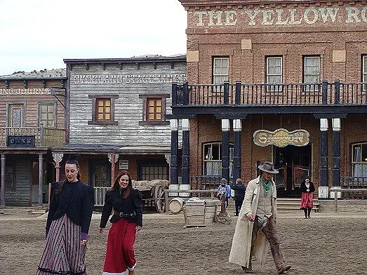 Каубои и красавици вилнеят в малкия Холивуд