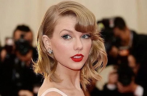 Суифт не се отделя от гаджето си