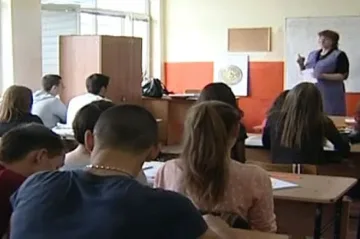 8100 учители излизат  извън системата