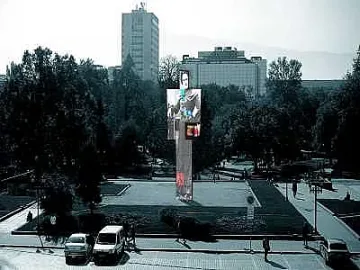 56 екрана на мястото на Бронзовата къща