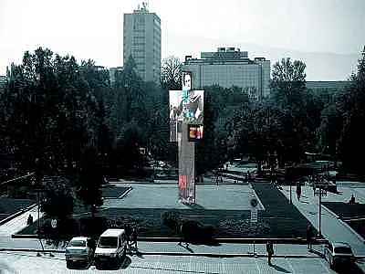 56 екрана на мястото на Бронзовата къща