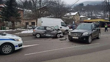 Три автомобила се помляха в "Княжево", затапиха пътя