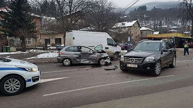 Три автомобила се помляха в "Княжево", затапиха пътя