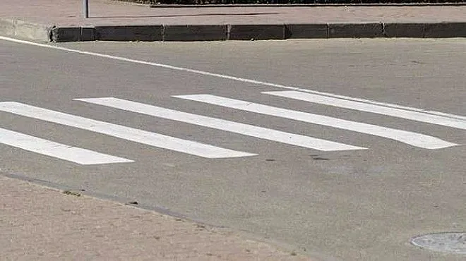 Кола помете дядо на пешеходна пътека в Бургас и избяга