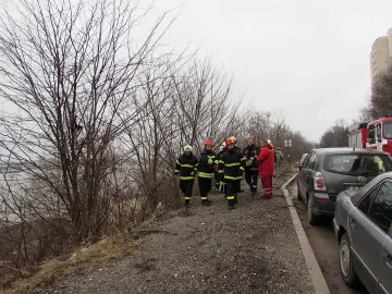 2-годишно дете оцеля по чудо в кола, пропаднала до жп линия