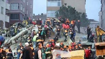 Трагедия в Истанбул - жилищен блок рухна и затрупа 20 души