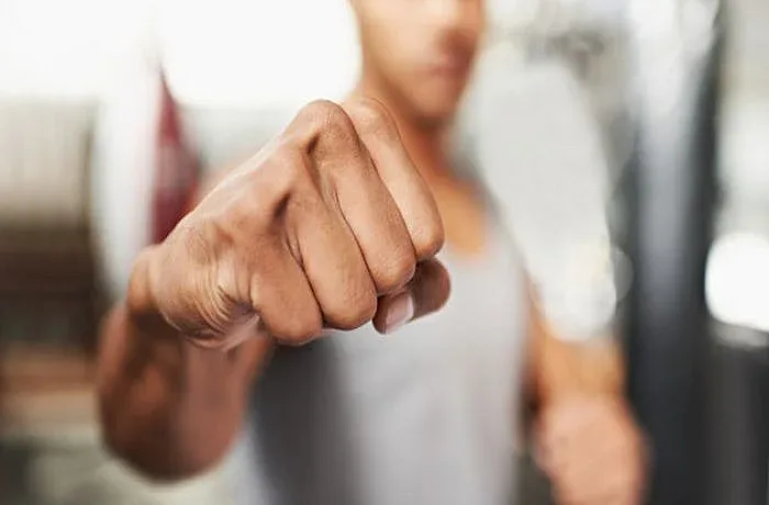 След страшен побой в дискотека! Мъж бяга от "Пирогов"