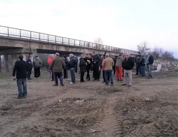 Розовци изгониха фирмата,  подкопавала моста им над Тунджа