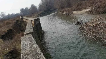 Продължава укрепването на разрушената дига на река Чая