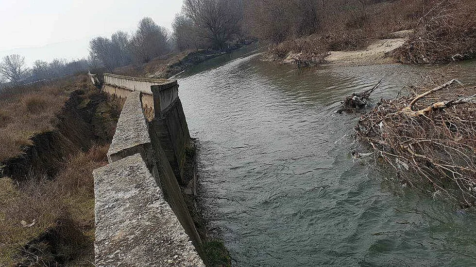 Продължава укрепването на разрушената дига на река Чая