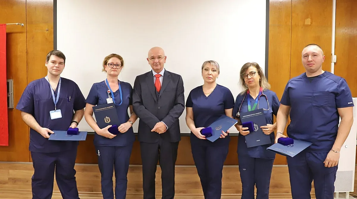 Шефът на ВМА отличи медиците помагали след трагедията в Кочани