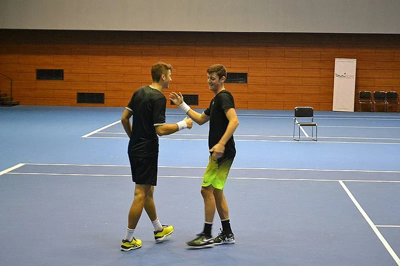 Донски и Лазаров продължават напред