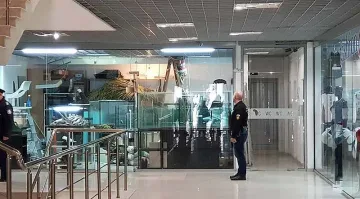 Избягала боа паникьоса мол