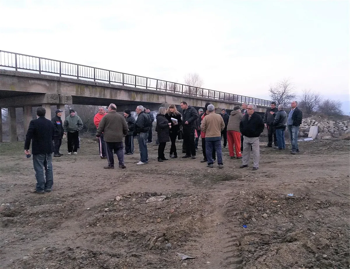 Жители на Розово протестират срещу фирма, застрашавала мост