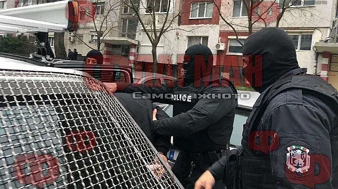 Полицейска хайка в Бургас, извършват се много арести