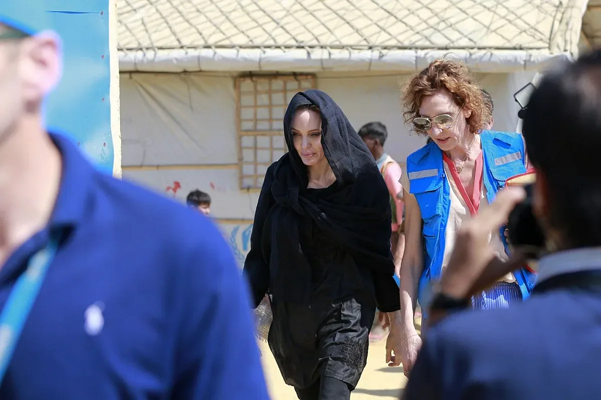 Анджелина Джоли посети най-големия бежански лагер в света