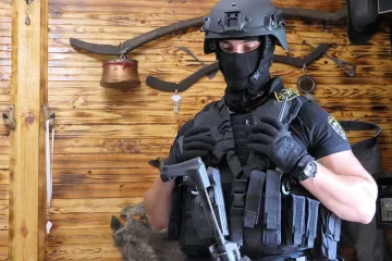 Великолепна седморка продавала оръжие на черно