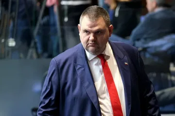 Пеевски след гафа на тотализатора: Министър Пешев незабавно да уволни ръководството
