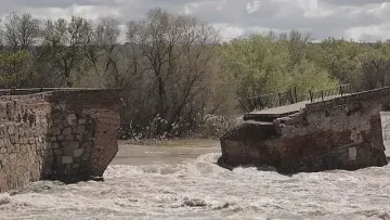 Бурята "Мартиньо“ помете историческия мост. Щетите