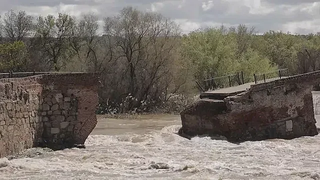 Бурята "Мартиньо“ помете историческия мост. Щетите
