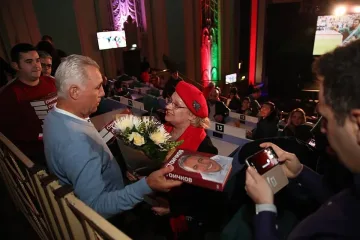 Стоичков раздава автографи до полунощ в Лондон