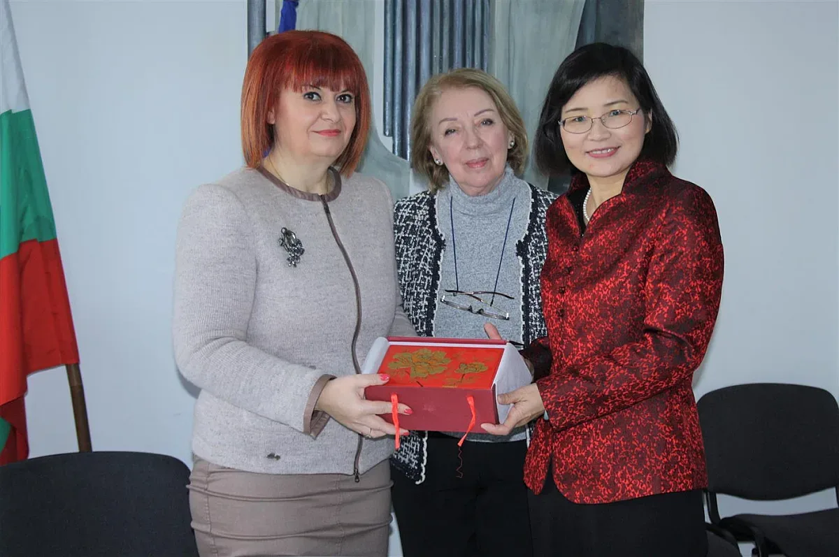 Шефката на институт "Конфуций" впечатлена от авторитета на българск
