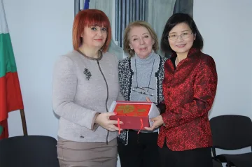 Шефката на институт "Конфуций" впечатлена от авторитета на българск