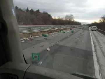 Колбаси засипаха магистрала "Хемус" след катастрофа