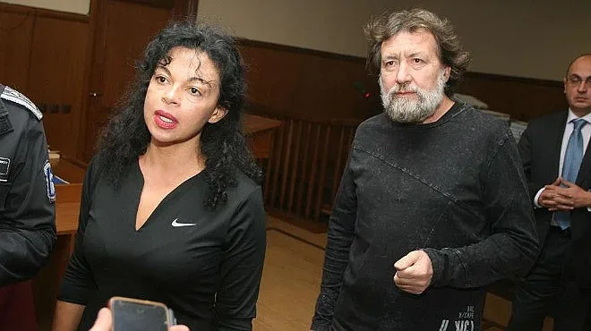 Съдебни изпълнители влизат в къщата на Баневи в Бояна