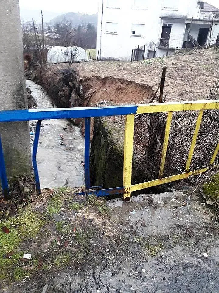 Проливните дъждове активираха свлачища в Жълтуша и Любино