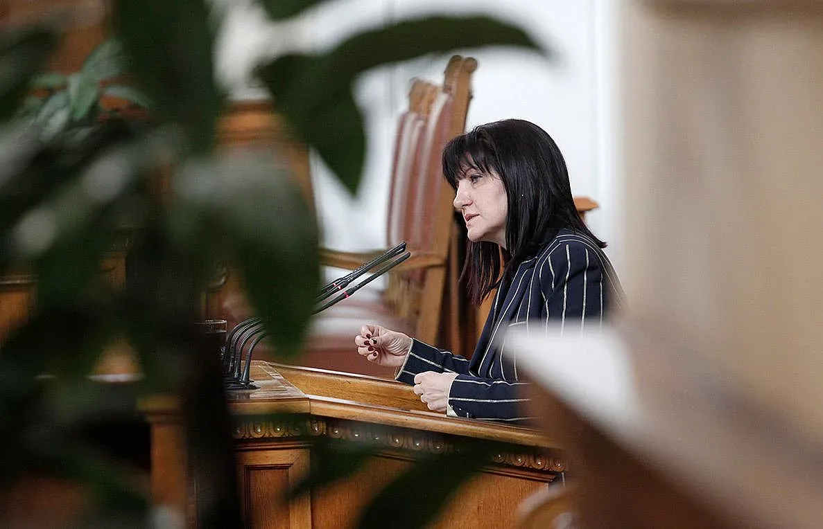 Караянчева: Банов да не подава оставка преди проверката