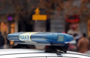 Мъж счупи стъкло на гише в МВР, рани служителка