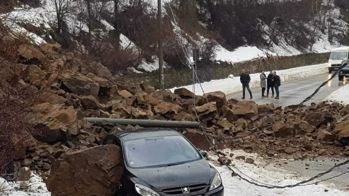 Свлачище затвори пътя Смолян-Девин, затрупа автомобил