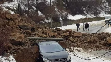 Свлачище затвори пътя Смолян-Девин, затрупа автомобил