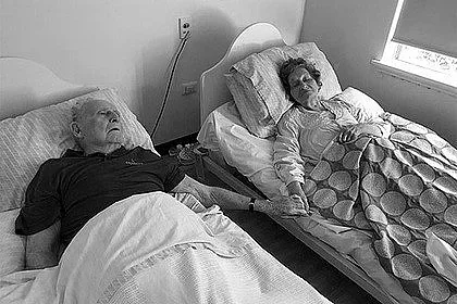 Съпрузи издъхнаха заедно, хванати за ръце