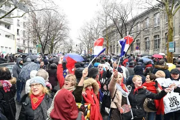 Червени шалчета срещу жълти жилетки в Париж