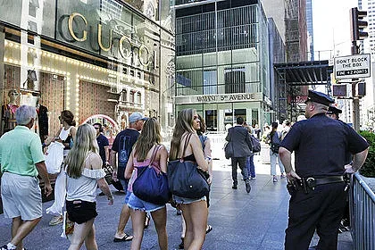 Собственикът на Гучи дължи 1,4 милиарда евро