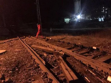 Дерайлиралият влак унищожил километри релси