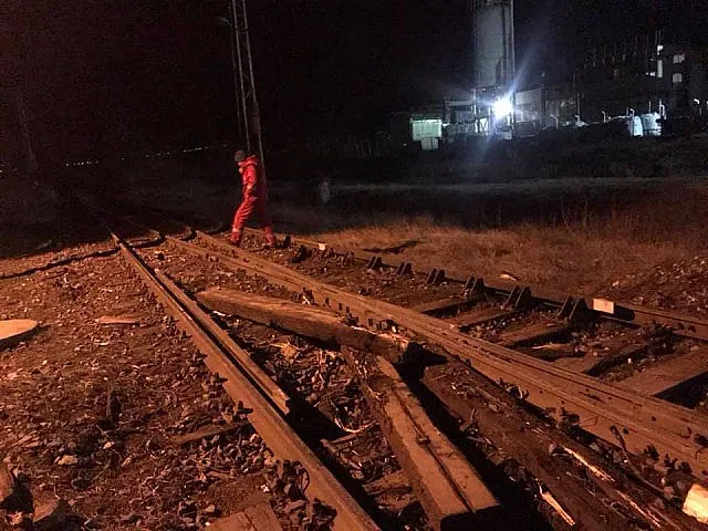 Дерайлиралият влак унищожил километри релси