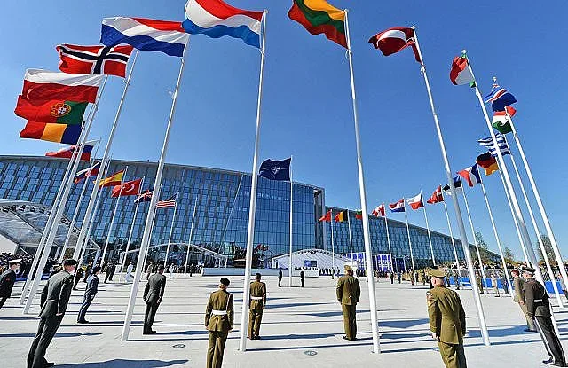 НАТО отваря авиобаза в Албания